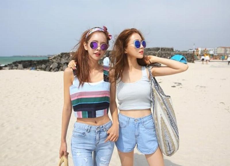 Xu hướng thời trang đi biển cho cả nam và nữ, bao gồm các loại đồ bơi, áo khoác ngoài và phụ kiện, giúp bạn dễ dàng chọn đi biển nên mặc gì.